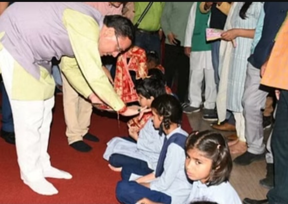 Uttarakhand: रामनगर दौरे पर पहुंचे सीएम धामी ने किया कन्या पूजन, कई योजनाओं की दी सौगात