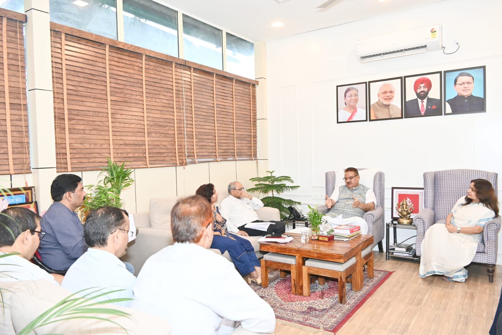 मेरी माटी मेरा देश अभियान की मंत्री गणेश जोशी ने की समीक्षा, बैठक में कई अधिकारी रहे मौजूद