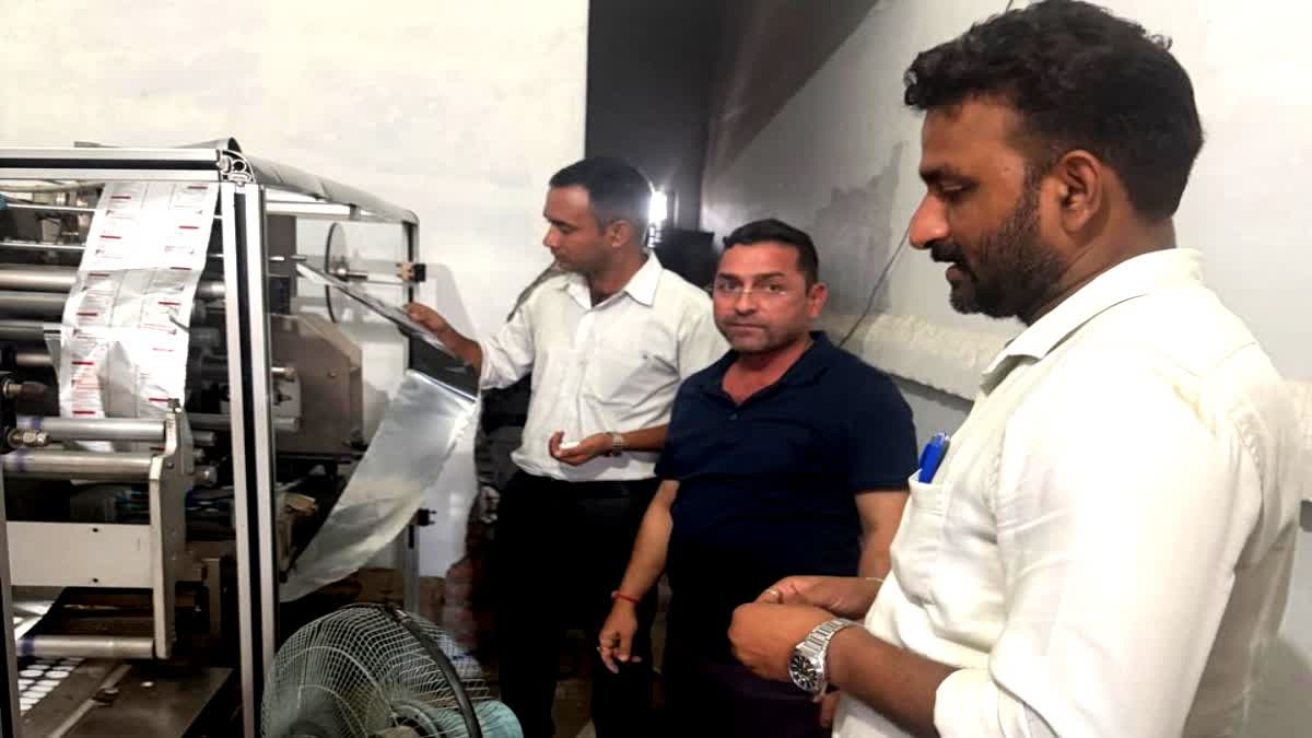 देहरादून में एक कमरे में चल रही थी अवैध दवा फैक्ट्री, बनाई जा रही थी नामी गिरामी कंपनियों की दवा, छापेमारी में हुआ भंडाफोड़