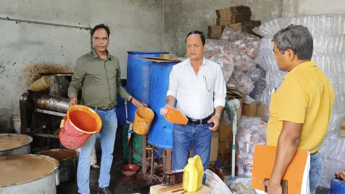सॉस के नाम पर कहीं आप भी नहीं खा रहे जहर! अवैध सॉस फैक्ट्री में मिली भारी अनियमितताएं