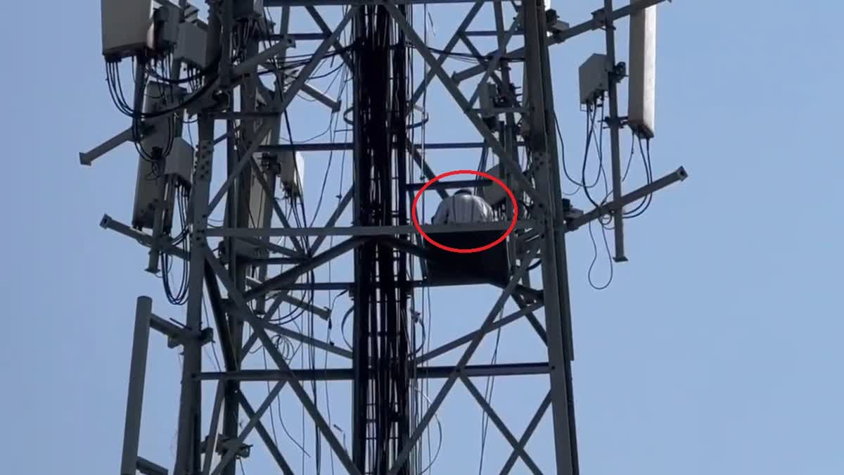 हरिद्वार में मोबाइल टावर पर चढ़ा युवक, नाराज पत्नी को बुलाने की जिद पर अड़ा, यूपी में भी कर चुका ऐसा बवाल